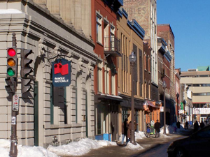 Rue Saint-Joseph E, vue en direction N. Crédit photo: Jean Cazes, 23 février 2008.