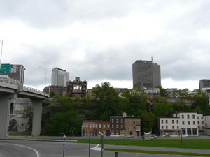 Vue en direction SE sur le site du Patro Saint-Vincent-de-Paul. Photo: Jean Cazes, 2 juin 2008.