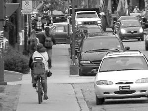Cycliste du dimanche sur un trottoir de la 3e avenue. Crédit photo: Jean Cazes, 27 septembre 2007, 10h13.