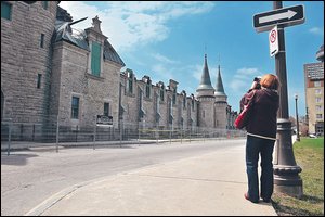 Une dizaine de projets, dont quatre jugés sérieux, ont été soumis à la ministre Josée Verner, mais pas question d’illuminer les ruines durant les Fêtes du 400e. Le Soleil, Patrice Laroche.