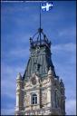 Le drapeau du Quebec sur la tour centrale de l’Assemblee Nationale de Quebec