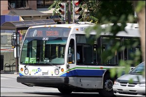 Les consommateurs sont de moins en moins friands de l’automobile et optent davantage pour le transport en commun, selon l’enquête. Photothèque Le Soleil.