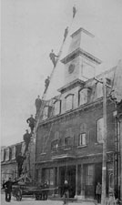 Grand format 358 X 600, Pompiers de la caserne no 7, à Québec, vers 1900. Source: Fonds Philippe Gingras (ANQ Centre de Québec).