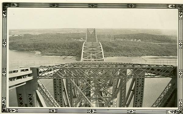 Grand format 365X600. Pont de Qu�bec dans les ann�es 30-40. Photo: Arthur Collin.