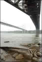 Source Le Soleil Les vieilles ferrailles, impressionnantes, de la tragédie de 1907 sont visibles, à marée basse, sur la grève, sous le pont de Québec.