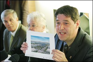 Croquis en main du secteur D’Estimauville revitalisé, le conseiller Alain Loubier, président de l’arrondissement Limoilou, espère que le gouvernement fédéral choisira le site pour la construction de l’édifice. Le Soleil, Raynald Lavoie.