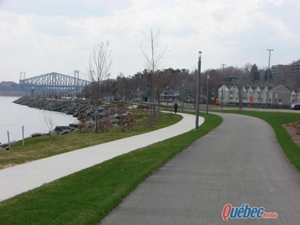 Ne manque qu'un peu de finition à la Promenade Samuel-De Champlain qui sera inaugurée officiellement le 24 juin prochain, journée de la Fête nationale. (Photo François Simard).