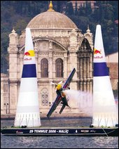 Le pilote hongrois Peter Besenyei a fait une démonstration de son savoir-faire, lors d’une journée de promotion tenue à Istanbul, en Turquie, au début mai. La ville sera l’hôte d’une épreuve de course Red Bull le 29 juillet. Archives Le Soleil