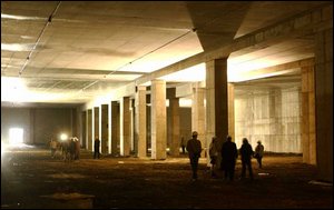 En 2004, Robert Lepage avait invit� les journalistes � visiter l�espace abandonn� de 3000 m�tres carr�s sur deux �tages. Photo: Jean-Marie Villeneuve (Le Soleil).