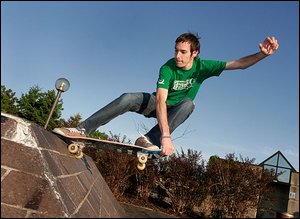 En attendant l’aménagement du skatepark officiel, Chany s’exerçait dans un parc de Sainte-Foy, hier. Le Soleil, Laetitia Deconinck.