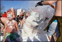 Le bain de neige du Carnaval d’hiver de Quebec