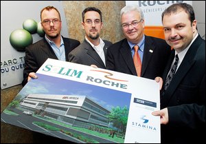 Miguel Caron de Lyrtech, Guy Th�riault, directeur des investissements de Solim, Mario Martel, pr�sident du Groupe Roche, et Richard St-Pierre, directeur par int�rim du Parc technologique, ont d�voil� hier la maquette de l��difice. Photo: Le Soleil, Patrice Laroche.