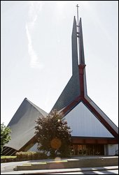 L’église Saint-Denys a été construite au cours des années 60. Photo Le Soleil, Laetitia Deconinck