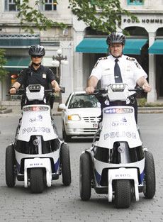 Les policiers Sandra Dion et Daniel Lemire se sont bien amusés au volant de leur nouveau joujou. Photo - Jean-François Desgagnés.