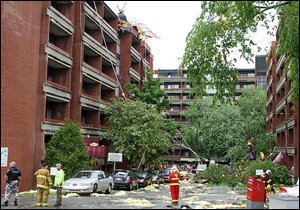 À Sainte-Foy, les vents, qui atteignaient plus de 100 km/h, ont arraché la toiture de l’immeuble à logements situé au 2276, chemin Sainte-Foy, face au PEPS de l’Université Laval. Le Soleil, Laetitia Deconinck.