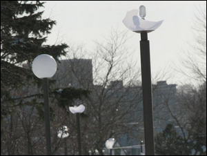 «La seule consolation, c'est que c'était du matériel (les globes) usagé installé temporairement pour l'hiver. Les véritables globes seront posés au printemps», explique François Moisan, porte-parole de la Ville de Québec. Le Soleil, Raynald Lavoie.