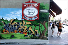 Coin Saint-Jean et Sainte-Claire, une pièce réalisée par Pastel Bourget et un autre graffiteur du Projet Graffiti, initiative de la Maison Dauphine. Photo: Larry Rochefort.