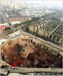 La maison convoit�e par les promoteurs immobiliers au centre de Chongqing est d�j� entour�e d'un �norme chantier. Photo � Keystone.