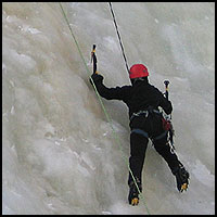 Escalade sur glace � la chute Montmorency (2): Premiers coups de pioche sur la paroi